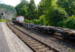 Leerer vierachsiger 60' Drehgestell-Containertragwagen für Großcontainer und Jumbo-Wechselbehälter, 33 87 4552 225-4 F-ERSA, der Gattung Sgnss 60' (HP), der französischen Vermietungsfirma ERMEWA S.A., am 30 Juli 2025 im Zugverband bei einer Zugdurchfahrt im Bahnhof Kirchen/Sieg.

Dies ist der am häufigsten verwendete “Allrounder”-Wagen für den kombinierten Verkehr. Dieser vierachsige intermodale Wagen des Typs Sgnss ist sowohl für ISO-Container 20, 30, 40 und 45′ als auch für Wechselbehälter geeignet. Der Wagen entspricht den neuesten geltenden europäischen Gesetzen, d. h. den TSI WAG, EN, UIC, und besitzt die TEN GE-Kennzeichnung für den Betrieb. Diese Wagen sind mit 28 klappbare Containerriegel mit Zapfen ausgerüstet. Sie besitzen zudem 2 klappbare Rangierergriffe UIC 535-2.

Gebaut wurde der Wagen vom slowakischen Güterwagenhersteller Tatravagónka in Poprad, Baujahr und Fabriknummer konnte ich nicht lesen.

TECHNISCHE DATEN:
Spurweite: 1.435 mm (Normalspur)
Anzahl der Achsen: 4 (in zwei Drehgestellen)
Länge über Puffer: 19.740 mm
Drehzapfenabstand: 14.200 mm
Achsabstand im Drehgestell: 1.800mm
Raddurchmesser: 920 mm (neu) / 840 mm (abgenutzt)
Max. Ladelänge: 18.500 mm (60´)
Höhe der Ladeebene über SOK: 1.155 mm
Höchstgeschwindigkeit: 100 km/h (beladen) / 120 km/h (leer)
Eigengewicht: 18.300 kg
Maximales Ladegewicht: 71,3 t (ab Streckenklasse D)
Kleinster bef. Gleisbogenradius: R = 75 m
Bauart der Bremse: KE-GP-A (K) – 72 t
Bremssohle: Jurid 816M
Handbremse: nein 
Verwendungsfähigkeit: TEN GE / G1