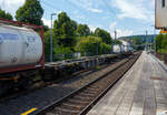 Leerer vierachsiger 60' Drehgestell-Containertragwagen für Großcontainer und Jumbo-Wechselbehälter, 33 87 4552 225-4 F-ERSA, der Gattung Sgnss 60' (HP), der französischen Vermietungsfirma ERMEWA S.A., am 30 Juli 2025 im Zugverband bei einer Zugdurchfahrt im Bahnhof Kirchen/Sieg.

Dies ist der am häufigsten verwendete “Allrounder”-Wagen für den kombinierten Verkehr. Dieser vierachsige intermodale Wagen des Typs Sgnss ist sowohl für ISO-Container 20, 30, 40 und 45′ als auch für Wechselbehälter geeignet. Der Wagen entspricht den neuesten geltenden europäischen Gesetzen, d. h. den TSI WAG, EN, UIC, und besitzt die TEN GE-Kennzeichnung für den Betrieb. Diese Wagen sind mit 28 klappbare Containerriegel mit Zapfen ausgerüstet. Sie besitzen zudem 2 klappbare Rangierergriffe UIC 535-2.

Gebaut wurde der Wagen vom slowakischen Güterwagenhersteller Tatravagónka in Poprad, Baujahr und Fabriknummer konnte ich nicht lesen.

TECHNISCHE DATEN:
Spurweite: 1.435 mm (Normalspur)
Anzahl der Achsen: 4 (in zwei Drehgestellen)
Länge über Puffer: 19.740 mm
Drehzapfenabstand: 14.200 mm
Achsabstand im Drehgestell: 1.800mm
Raddurchmesser: 920 mm (neu) / 840 mm (abgenutzt)
Max. Ladelänge: 18.500 mm (60´)
Höhe der Ladeebene über SOK: 1.155 mm
Höchstgeschwindigkeit: 100 km/h (beladen) / 120 km/h (leer)
Eigengewicht: 18.300 kg
Maximales Ladegewicht: 71,3 t (ab Streckenklasse D)
Kleinster bef. Gleisbogenradius: R = 75 m
Bauart der Bremse: KE-GP-A (K) – 72 t
Bremssohle: Jurid 816M
Handbremse: nein 
Verwendungsfähigkeit: TEN GE / G1