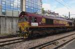 Mit ein Ganzzug durchfahrt 66233 Compiegne am 18 September 2021 -der Lokf�her begr�sst die Fotografentruppe am verl�ngerter Bahnsteig.