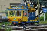 Oberleitungsreperaturfahrzeug K 301 2647 rangiert auf einem Nebengleis im Bahnhof Bozen.