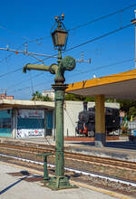 Der Wasserkran am Bahnsteig 2/3 vom Bahnhof Catania Centrale am 18.07.2022.

Hinten am Bahnsteig 2 die FS Schmalspur (950 mm) Zahnrad-Dampflokomotive R.370 012 als Denkmal.