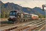 Die X4 E 711 steht mit einem TEE Wagen abgestellt in Domodossola und wartet auf neuen Aufgaben.