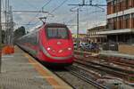 Triebzug ETR BR 500, f�hrt in den Bahnhof von Ferrara ein.