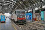 Trotz der Dominanz der Triebzüge gibt es bei Trenitalia weiterhin Loktraktierte Züge, neben den allgegenwertigen E.464, sind es E.402 und wie hier im Bild E.401 die hin und wieder anzutreffen sind.
In Milano Centrale wartet die FS Treniatalia E 401 029 mit einem interCity (iC) auf die Abfahrt.

17. Sept. 2025