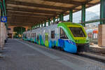 Der Eti 8/8 – 404 der Ferrovia Trento-Malè (FTM) steht am 26.03.2022 im Schmalspurbereich vom Bahnhof Trento/Trient.

Dier Elektrotriebzug ETi 400 (ETi 8/8) von der Ferrovia Trento-Malè (FTM) ist ein zweiteiliger Elektrozug mit einer Spurweite von 1.000 mm für den Nahverkehr, der zur Familie Alstom Coradia Meridian gehört. Seit 2005 wurden 14 Exemplare von Alstom Ferroviaria S.p.A. in Savigliano gebaut, die in der Serie Eti 8/8 401-414 registriert sind und den Spitznamen „kleiner Bär“ tragen.

Der Aufbau besteht aus zwei Niederflur-Fahrzeugteilen und ist gewichtssparend aus laminiertem Aluminium gefertigt. An Bord gibt es einen Bereich für den Transport von Fahrrädern und auf jeder Seite zwei Türen, in deren Nähe sich zwei Behindertenplätze befinden. Zu diesen ist auch die Toilette nutzbar. Der Antrieb erfolgt über 8 Drehstrom-Asynchronmotoren über Umrichter, jeweils mit Scheibenbremsen und lastvariabler Luftfederung von Knorr-Bremse. Das Bremsen erfolgt hauptsächlich elektrisch, aber unter 10 km/h wird pneumatisch gebremst. Der ETi 400-Zug verwendet ein RailMaster-Kommunikationssystem, das GPS- und GSM-Datenleitungen verwendet. Im Juni 2012 wurde die Installation des ATP-Sicherheitssystems abgeschlossen. Die Triebwagen sind mit einer Klimaanlage ausgestattet.

TECHNISCHE DATEN:
Hersteller: Alstom Ferroviaria S.p.A. in Savigliano (Italien) / 2005
Gebaute: 14
Spurweite: 1.000 mm (Meterspur)
Achsfolge: Bo´ Bo´+ Bo´ Bo´
Gebaute: 14
Länge: 40.200 mm
Breite: 2.650 mm
Höhe: 3.860 mm
Drehzapfenabstände: 6.800 mm
Leergewicht: 75,8 t
Leistung: 1.360 kW / 1.850 PS (8 x 170 kW)
Anfangsbeschleunigung: 1,1 m/sec²
Höchstgeschwindigkeit: 120 km/h
Motoren: 8 Stück Drehstrom-Asynchronmotoren
Stromsystem: 3 kV DC
Sitzplätze: 98 + 6 Klappsitze
Stehplätze: 140
Behindertenplätze: 2
Behindertentoilette: ja

Diese Triebzüge befahren die Bahnstrecke Trient – Malè – Mezzana, offiziell Ferrovia Trento – Malè – Mezzana, ist eine meterspurige und elektrifizierte Schmalspurbahn. Sie führte ursprünglich von Trient nach Malè und wurde 2003 nach Marilleva und 2016 weiter nach Mezzana verlängert. Betrieben wird sie heute von Trentino Trasporti S.p.A., dem Unternehmen der Autonomen Provinz Trient für den öffentlichen Personennahverkehr. Der frühere Name der Betreibergesellschaft lautete Ferrovia Elettrica Trento-Malè (FETM) beziehungsweise Ferrovia Trento-Malè (FTM). Die Bahn ist ferner auch unter dem deutschen Namen Nonstalbahn bekannt, weil sie in das gleichnamige Tal führt.

Die Strecke beginnt beim Bahnhof Trento FS und führt den Talboden entlang mit mehreren Betriebsausweichen zur Station Mezzocorona, wo Anschluss an das Netz der Trenitalia besteht. Ab Mezzolombardo verlässt die Strecke den Talboden und steigt ins Nonstal an. Über zahlreiche Viadukte und Tunnels wird schließlich die neue Endstation Mezzana erreicht. Die wohl spektakulärste Brücke ist der 1959 eingeweihte Santa-Giustina-Viadukt über den Fluss Noce, mit einer Spannweite von 78 Metern und einer Höhe von 140 Metern die zu ihrer Zeit höchste Bahnbrücke der Welt. Die maximale Steigung beträgt 50 Promille, der kleinste Kurvenradius 80 Meter.Die Höchstgeschwindigkeit beträgt 90 km/h. Derzeit verkehren manche Kurse nur bis/ab Malè und zur Verstärkung werden Schnellkurse angeboten.

