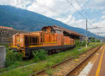 
Die markante Diesellokomotive D.145.2060 (98 83 2145 260-5 I-MIR) der Mercitalia Rail S.r.l. (100-prozentige Tochtergesellschaft der FS), ex FS D.145.2060, abgestellt am 05.08.2018 im Bahnhofsareal in Villadossola.

Die markante dieselelektrische Dieselrangierlokomotive wurde 1983 von Tecnomasio Italiano Brown Boveri (TIBB, heute Bombardier Transportation Italy) in Vado Ligure unter der Fabriknummer 7206 für die italienischen Staatsbahn FS gebaut.

Die dieselelektrischen, 70 t schweren Dieselrangierlokomotiven D.145 der Serie 2000 mit der Achsfolge Bo`Bo` sollten Ende der 1970er Jahre die grundlegende Modernisierung der Italienischen Staatsbahn FS einleiten und wurden 1982 als erste Diesellokomotiven mit der ungewöhnlichen Orangen-Lackierung in Dienst gestellt. Die markanten, von der italienischen Firma Tecnomasio Italiano Brown Boveri in Vado Ligure entwickelten Lokomotiven erhielten für Italien eher untypische Mittelführerstände für eine optimale Übersicht bei Rangierfahrten.

Diese Lokomotiven verfügen über einen einzigen Dieselmotor, der einen Generator, der wiederum vier Elektromotoren antreibt, welche die einzelne Achse antreibt. Im Gegensatz zu der D.145.2000 gibt es auch die D.145 der Serie 1000, welche zwei Dieselmotoren und Generatoren haben. Die FS D.145 war die erste Diesellokomotive, die in der Geschichte der FS die ungewöhnliche Orangenlackierung erhielt. Der Rahmen ist auf zwei zweiachsigen Drehgestellen montiert. Der V 12-Zylinder-Dieselmotor mit Direkteinspritzung befindet sich im Frontaufbau. 

Die Lokomotiven eignen sich sowohl für den Güterzugdienst mit max. 100 km/h als auch für den schweren Rangierdienst mit verminderter Geschwindigkeit. Hierbei können die Modi volle Leistung und maximaler Traktionsaufwand, halbe Leistung mit halbem Traktionsaufwand und halbe Leistung mit maximaler Zugkraft gewählt werden. Beim Rangieren ist die Höchstgeschwindigkeit auf 30 km/h begrenzt.

Die ersten Loks der D.145 wurden im Bauzugdienst verwendet. Weitere Einsatzgebiete waren u.a. Turin, Bologna, Rom, Reggio Calabria, Messina und Neapel. Seit 2017 werden noch 41 Maschinen von der Gütersparte der ital. Staatsbahn Mercitalia eingesetzt.

TECHNISCHE DATEN:
Hersteller: TIBB
Baujahre: 1983 – 1989
Gebaute Anzahl: 62
Spurweite:  1.435 mm (Normalspur)
Achsformel:  Bo´Bo´
Länge über Puffer: 15.500 mm
Drehzapfenabstand: 8.300 mm
Achsabstand im Drehgestell:  2.500 mm
Treibraddurchmesser:  1.040 mm (neu)
Dienstgewicht:  72,5 t
Höchstgeschwindigkeit:  100 km/h (im Rangiergang 30 km/h)
Dieselmotor: BRIF ID 36 SS12V
Motorleistung:  840 kW (1.140 PS) bei 1.800 U min Nennleistung
Dauerleistung am Rad:  680 kW (925 PS)
Max. Anfahrzugkraft: 205 kN
