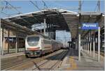 Da das Licht so sch�n war, dr�ckte ich bei der Abfahrt des Nachtzuges von Sizilien nach Milano bei der Abfahrt gerne nochmals ab, somit ist hier nochmals die schiebende FS 402 176 zu sehen.
