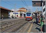 Dies ist NICHT der auf dem Abfahrtsanzeiger angekündigte IC nach Torino P:N, sondern erneut eine FS Treni Turistici Italiani (TTI) Zug, der mich in Civitavecchia überraschte. Neben einer führenden 402 läuft am Schluss ebenfalls arbeitend die FS Treni Turistici Italiani (TTI) E 402 180 mit, dazwischen sind zahlreiche IC/EC/TEE Wagen eingereiht. 

27. Sept. 2025

 