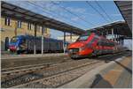 Der FS Trenitalia ETR 700 011 (ex Fyra) ist als Frecciarossa 8802 von Ancona nach Milano unterwegs und hat den Bahnhof von Parma erreicht.