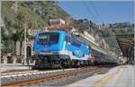  Im wundersch�nen Bahnhof von Taormina-Giardini wartet die FS Trenitalia E 464 231 mit ihrem Nachtzug ICN 1959 von Roma Termini (ab 23:30) nach Siracusa (12:52) auf die Weiterfahrt. Der Vollst�ndigkeit halber: Am Schluss des Zuges befindet sich die FS Trenitlaia E 464.350 die bei der Traktion des Zuges behilflich ist.

13. M�rz 2026
