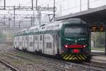 In stromender Regen verlässt TreNord TAF 067 Gallarate.
