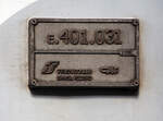 Fabrikschild (vom Umbau) der Trenitalia E.401.031 (ex FS E.402.03) am im Bahnhof Milano Centrale (Mailand Hbf).