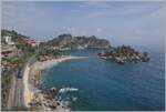 Kurz nach dem Bahnhof von Taormina gleitet der Blick in Richtung Messina zur  Isolla Bella  und einem aus Messina herannahenden FS Trenitalia HTR 412  Blues.