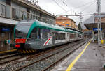   Der ATR 125.003 „Besanino“ der Trenord, ein diesel-elektrischer Triebzug vom Typ Stadler GTW 4/12, steht am 03.11.2019 im Bahnhof Lecco zur Abfahrt bereit.