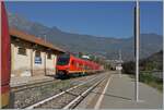 Schade - schon ist der Einsatz der BTR 813 im Aostatal (zumindest Vorübergehend) vorbei; deshalb noch ein Bild aus Chatillon Saint Vincent mit dem hier ankommenden BUM BTR 813 001 als  RV VdA 2729 von Torino nach Aosta. Am linken Bildrand ist der in die Gegenrichtung fahrende Zug angedeutet. 

11. Oktober 2023