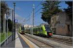 Der FS Trenitalia Coradia Stream Pop ETR 104 278, rechts im Bild, unterwegs als Regionalzug 12978 von Catania nach Messina hat Letojanni erreicht, w�hrend der FS Trenitalia ETR 104 278 als RE 5395 auf der Fahrt von Messina nach Siracusa ohne Halt durch den Bahnhof f�hrt. Beide Triebz�ge zeigen sich in den neuen FS Trenitalia Regionalzugfarben.

11. M�rz 2026 