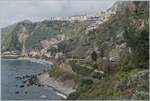 Ein Blick auf die herrliche Streckenführung bei Taormina am Meer entlang und den Ort selbst hoch oben auf dem Berg.

Ebenfalls zu sehen, ein FS Trenitalia ETR 104 “POP” (Alstom Coradia Stream)
auf dem Weg in Richtung Messina. 

8. März 2026