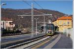 Der Trenord ETR 425 030 wartet in Porto Ceresio auf die Abfahrt als RE nach Milano Porta Garibaldi. 
5. Jan. 2018