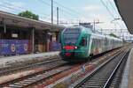 Triebzug ETR 350 102 muss f�r kurze Zeit auf das Zwischengleis in Ferrara ausweichen, um andere Z�ge an den Bahnsteigen vorbei zu lassen.