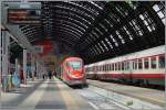 Fernverkehr in Milano: Ein ETR 400  Frecciarossa 1000  wartet auf die Abfahrt nach Roma Termini.
