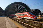   Der ETR 400.06 als  Frecciarossa 1000  der Trenitalia fährt am 29.12.2015 aus dem Bahnhof Milano Centrale (Mailand Zentral).