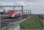 Der FS Trenitalia ETR 500 044 auf dem Weg in Richtung Milano erreicht den Bahnhof von Emilia AV, wo der Zug eine planm�ssigen Aufenthalt hat und somit die Schnellfahrweiche auf ablenkender Stellung