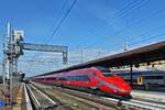 ETR 600, 01, Pendolino, h�lt kurz am Bahnsteig in Verona Porta Nuova, bevor er seine Fahrt fortsetzt.