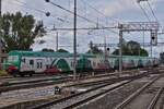 Steuerwagen voraus wird der Zug von Lok E.464 901 in die Abstellung vom Bahnhof Ferrara geschoben.