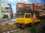 Ein Italienisches Gleisarbeitsfahrzeug mit hydraulischen Benelli Kran B.4000/2 (Autocarrello con gru vom Typ MERMEC MM 87) der RFI - Rete Ferroviaria Italiana (FS Eisenbahninfrastruktur) steht am 19