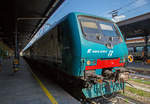   Die Trenitalia E.464.062 (91 83 2464 062-x I-TI), ex FS E.464.202, steht am 05.08.2019 mit einem Regionalzug im Bahnhof Domodossola zur Abfahrt bereit.