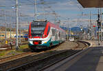 Der f�nfteilige „Jazz“ ETR 425 042, ein Alstom Coradia Meridian, erreicht am 13.07.2022 als Trenitalia „Leonardo Express“ den Zielbahnhof Roma Termini (der Hauptbahnhof in