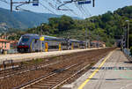 Der f�nfteilige Trenitalia “Rock” ETR 521-021, ein f�nfteiliger Elektrotriebzug vom Typ Hitachi Caravaggio, verl�sst am 22.07.2022 den Bahnhof Levanto.