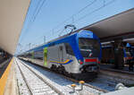 Der Trenitalia Treno 05, Treno Alta Frequentazione Ale 426 - 005/ Ale 506 - 005 (94 83 4426 005-4 I-TI), der Trenitalia steht am 16 Juli 2022 im Hauptbahnhof Neapel/Napoli Centrale zur Abfahrt bereit.
