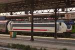 E-Lok E402–137 wird im Bahnhof von Verona vor einen Zug mit österreichischen Wagen gespannt.