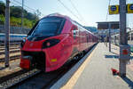 Zwei gekuppelte Trenitalia „pop“, der ETR 104 078 und hinten der ETR 104 070, zwei vierteilige Alstom Coradia Stream, mit Werbung f�r den Giro d’Italia, stehen am 21.07.2022 im