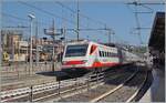 Der FS Treniatila ETR 460 026 verlässt Civitavecchia als Frecciabianca FB 8620.