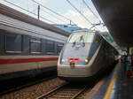 Im Sandwich zweier E.414 (ehemalige Triebköpfe E.404 A der ersten ETR 500 – Monotensione) erreicht am 23.07.2022 der Trenitalia InterCity IC 666 (La Spezia Centrale - Milano Centrale) den