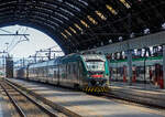 Zwei gekuppelte JAZZ der Trenord, die beiden f�nfteiligen ETR 425 030 und 031, erreichen am 12.07.2022, als Regionalzug den Bahnhof Milano Centrale.