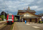 Der 3-teilige-Doppelstocktriebzug CFL 2220 (Alstom Coradia Duplex, Typ TER 2N NG, CFL Serie 2200), auch  Computermaus genannt, steht am 15.05.2016 vom Bahnhof Diekirch (Dikrech) zur Abfahrt nach Luxembourg (Stadt) bereit. 

Der Bahnhof Diekirch (Straßenseite) ist heute Endstation der 4,1 km langen Bahnstrecke Ettelbrück – Diekirch, die seit November 1862 in Betrieb ist.

Ehemals lag der Bahnhof an der ca. 59 km langen Bahnstrecke
Ettelbrück – Grevenmacher, sie war auch bekannt als Sauertalbahn bzw. Sauerstrecke (luxemburgisch: Sauer Linn). Die Strecke verlief von Ettelbrück über Diekirch, Echternach und Wasserbillig bis nach Grevenmacher. Neben der Strecke nach Diekirch, ist noch der Anschluss von Wasserbillig zum Moselhafen Mertert in Betrieb. 

Ab 1954 wurde der Personenverkehr auf dem Abschnitt Echternach - Grevenmacher eingestellt, Anfang der 1960er Jahre auch der Güterverkehr. Im Jahr 1964 wurde auch der Personen- und Güterverkehr auf dem Abschnitt Diekirch - Echternach eingestellt.

Die Elektrifizierung des Abschnitts Wasserbillig–Hafen Mertert erfolgte bis1980 und 1988/89 wurde das verbliebene Streckenstück Ettelbrück–Diekirch zusammen mit dem Abschnitt Luxemburg–Ettelbrück elektrifiziert.