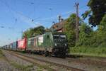 Am 9 Mai 2025 schleppt CFL Cargo 188 065 ein Containerzug durch Lintorf.