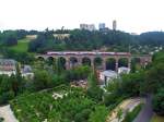Luxemburg am 05.07.2008, IR 3716 nach Troisvierges f�hrt Steuerwagen voraus �ber das Pfaffenthal Viadukt (Richtung Norden).