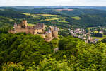 Ein BahnSuchBild: Blick auf die Burg Bourscheid (Burscheid) rechts unten der zu Burscheid geh�rende Ort Michelau am 15.