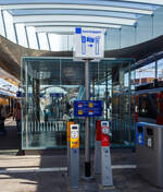 Transfer zu NS bzw. umgekehrt zu Arriva/Breng (Overstappen naar NS of vice versa naar Arriva/Breng) am Bahnsteig 6/7 im Bahnhof Arnhem Centraal (Arnheim Hbf) am 29 April 2025. 

Hier muss man mit seiner Debitkarte, OV-Chipkarte oder Ticket ein- und auschecken, wenn man zwischen den Zügen der Betreiber NS und der Arriva/Breng wechselt. 
