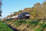 Ruhig passiert SBBCI 189 982 der Fotograf bei Tilburg Oude Waranbde am 17 November 2018.