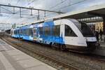 Arriva 28 wartet am 28 Februar 2025 in Zutphen die Abfahrt nach Hengelo über Lochem ab.