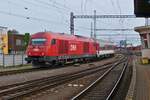 �BB 2016 001 schiebt ihrem Zug aus dem Bahnhof von Bratislava in Richtung Abstellung.