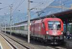 �BB Lok 1016 019 f�hrt mit ihrem Personenzug im Bahnhof von Jenbach ein.