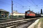 ÖBB 1042.657 in Melk mit dem bekannten Loster im Hintergrund am 06.08.1986.