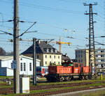 Die ÖBB 1063 013-7 (A-ÖBB 91 81 1063 013-7) ist am 05 April 2025 beim Bahnhof Attnang-Puchheim abgestellt.

Die Reihe 1063 der Österreichischen Bundesbahnen (ÖBB) bezeichnet vierachsige Elektrische Zweifrequenz-Universallokomotiven, die vorrangig für den Verschubdienst (Rangierdienst) vom Hersteller SGP - Simmering-Graz-Pauker in Graz von 1983 bis 1991 gebaut wurden. Die elektrischen Ausrüstungen wurden von ELIN, BBC, oder Siemens Wien geliefert. Die 1063 013-7 wurde 1986 von SGP in Graz unter der Fabriknummer 78948 gebaut.

Österreich setzte schon früher auf elektrische Lokomotiven im Verschubdienst. Als Folge der Ölkrise der 1970er Jahre sollten vermehrt elektrische anstatt Diesellokomotiven im Verschubdienst eingesetzt werden. Zudem wurden in diesem Jahrzehnt die letzten Dampflokomotiven in dieser Funktion abgestellt. Nach einer fast dreißigjährigen Beschaffungspause (zuletzt Lokomotiven der Reihe 1062, abgesehen von der Splittergattung 1067 in den 1960er Jahren) wurde die Reihe 1063 bei SGP in Auftrag gegeben, ihr Vorbild war eine Zechenlok der Ruhrkohle AG, die Henschel E 1200 (97 80 1200…).

1975 beschlossen die ÖBB, Leistungssteigerungen im ertragreichen Güterverkehr zu erzielen. Eine Höchstgeschwindigkeit von 80 bzw. 100 km/h wurde als ausreichend angesehen, denn es war viel wichtiger, die zeitintensive Zugbildung und -auflösung zu beschleunigen. Geeignete Lokomotiven dazu fehlten allerdings noch. Eine Lösung sah man in den neuen Drehstromlokomotiven E 1200 der Ruhrkohle AG von Henschel, deshalb wurde die Lokomotive RAG 1200 006 von den ÖBB 1979 intensiv getestet. Diese gilt somit als „Mutter“ der Baureihe 1063, von der die ÖBB zunächst fünf Exemplare bei Simmering-Graz-Pauker Graz bestellten. Nachdem sich diese bewährten, folgten später zwei weitere Lieferserien (006–037 und 038–050), jeweils mit technischen Unterschieden. Der elektrische Teil wurde von BBC, ELIN und Siemens geliefert. Die Lokomotiven 1063 005 und 006 wurden unfallbedingt ausgemustert. 

Die E-Lokomotive ÖBB Rh 1063 kommt sowohl im Verschubdienst, auf Abrollanlagen und im leichten Streckendienst zum Einsatz. Durch die Zweifrequenz-Technik (1063 001 bis 037), 15 kV / 16 2/3 Hz und 25kV / 50Hz, ist die Lok für den grenzüberschreitenden Verkehr zwischen Österreich, Ungarn, Tschechien und Slowakei geeignet.

Mechanischer Teil:
Die Lokomotiven der Reihe 1063 besitzt einen Mittelführerstand mit beidseitig etwa gleich langen Vorbauten, in denen die traktionstechnischen Baugruppen untergebracht sind. Führerstand und Vorbauten ruhen auf dem Hauptrahmen. Der Rahmen der Lokomotive stützt sich auf den beiden zweiachsigen Drehgestelle in Holmbauweise in vier Punkten mit je drei Schraubenfedern ab. Die Zugkraftübertragung von den Drehgestellen auf den Brückenrahmen erfolgt über tiefliegende Drehzapfen.

Elektrischer Teil:
Das kurze Dach trägt einen Einholm-Stromabnehmer (Bauart VII), den Hauptschalter und die Dachleitungen. Der Einphasenwechselstrom wird nach den Sekundärwicklungen des fremdbelüfteten und ölgekühlten Trafo gleichgerichtet und in Drehstrom umgewandelt. Dieser treibt die vier sechspoligen – als Käfigläufer ausgebildeten – Drehstromasynchronmotoren mit je 390 kW an. Die Steuerung erfolgt durch Vorgabe der Zug- beziehungsweise Bremskraft. Als Antrieb dient ein einseitiger Tatzlagerantrieb mit schrägverzahntem Getriebe mit 19:102 Zähnen. Alle Lokomotiven besitzen eine elektrodynamische Bremse mit 1200 kW Bremsleistung, eine selbsttätige Druckluftbremse und eine Federspeicherbremse. Die 1063 001 bis 037 sind außerdem zweifrequenzfähig und können auch unter 25 kV Wechselspannung mit 50 Hz eingesetzt werden.

TECHNISCHE DATEN:
Gebaute Anzahl: 50
Spurweite: 1.435 mm (Normalspur)
Achsformel: Bo’Bo’
Begrenzungslinie : UIC 505-1
Länge über Puffer: 15.700 mm
Drehzapfenabstand: 8.300 mm
Achsabstand in Drehgestell:  2.800 mm
Raddurchmesser:  1.145 mm (neu) / 1.065 mm (abgenutzt) 
Dienstgewicht: 82 t (1063 001-004: 78 t)
Radfahrmasse: 20,5 t (1063 001-004: 19,5 t)
Meterlast: 5.223 kg (1063 001-004: 4.968 kg)
Höchstgeschwindigkeit: 100 km/h 
Dauerleistung:  1.600 kW
Maximalleistung: 2.000 kW 
Anfahrzugkraft: 260 kN
Stromsysteme: 15kV/16,7Hz (1063 001-004, 007-009, 011-037,047 zus.  25 kV, 50 H)
Antriebsart: 4 Drehstrom Fahrmotoren und Tatzlagerantrieb
Zugelassen für Streckenklasse: D2 oder höher
Kleinster befahrbarer Gleisbogen (Vmax= 10 km/h): R = 100 m
Bremsbauart: KE-GPR-E m Z
Dynamisches Bremssystem: Elektrodynamische Rückspeisebremse
Max. Bremskraft der dynamischen Bremse: 115 kN

Quellen: ÖBB, ÖBB-Produktion GmbH und Wikipedia

