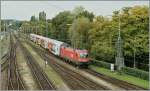 Die �BB 1116 073-6 erreicht mit einem Doppelstockzug von Bregenz her kommend, Lindau Hbf.
